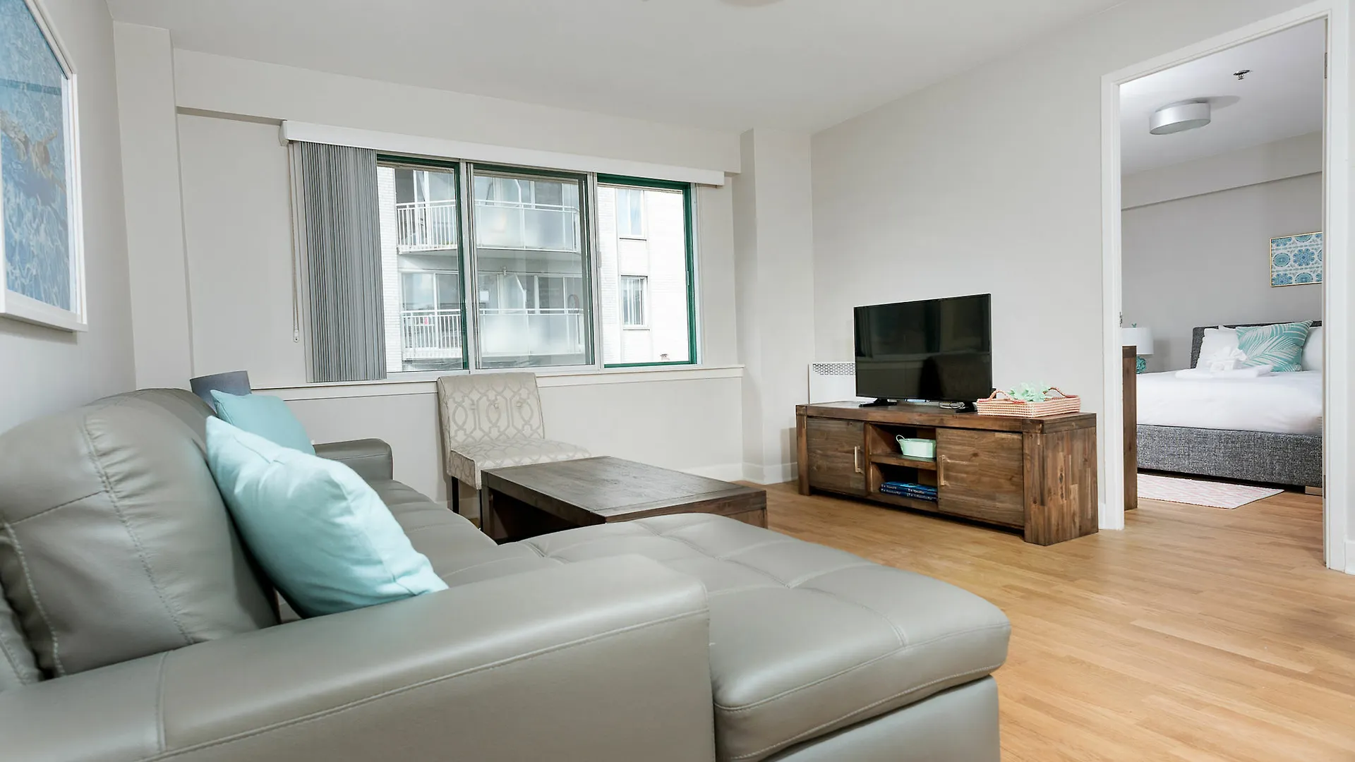 Апартаменты Chic 1Br In Milton Park By Sonder Монреаль