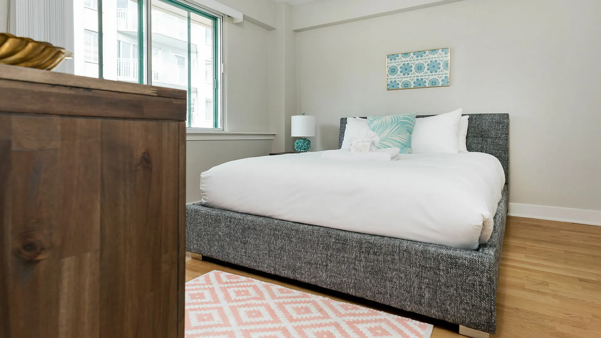 Апартаменты Chic 1Br In Milton Park By Sonder Монреаль